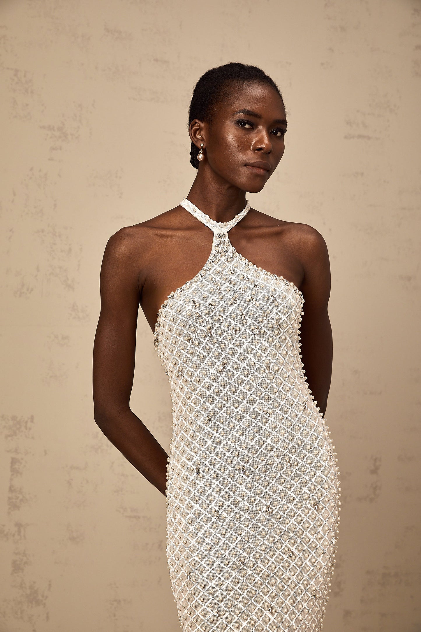 Claudine beyaz işlemeli boyundan bağlamalı maxi elbise