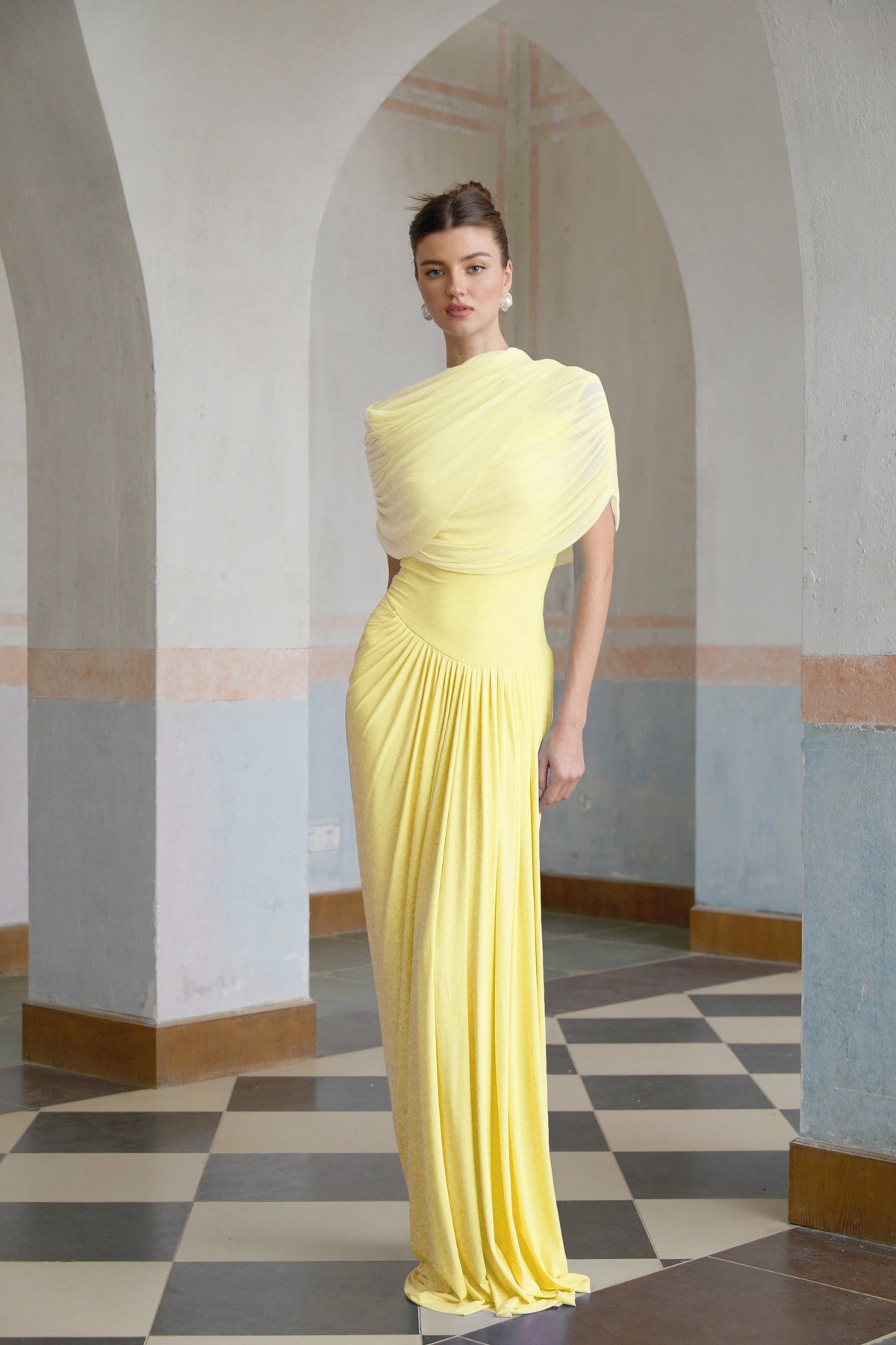 Sarı Catherine asimetrik pilili maxi elbise