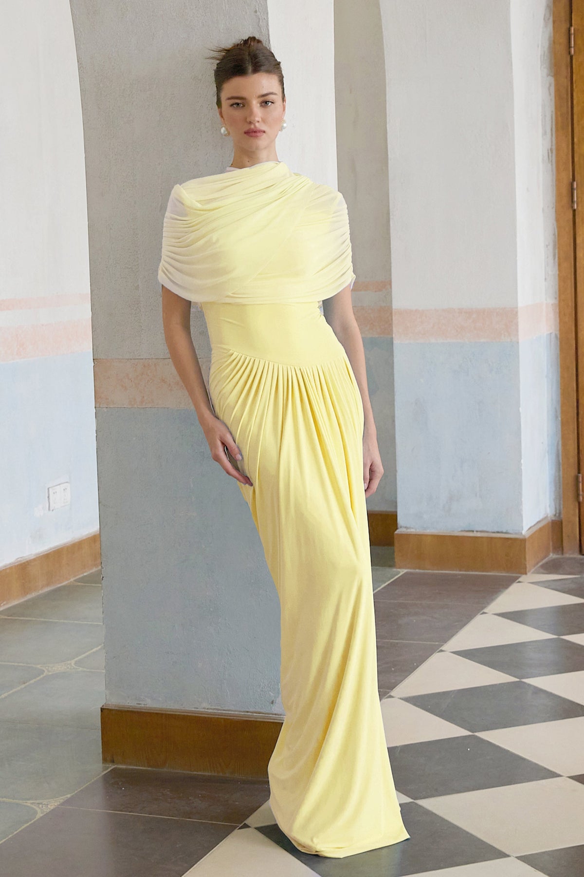 Sarı Catherine asimetrik pilili maxi elbise