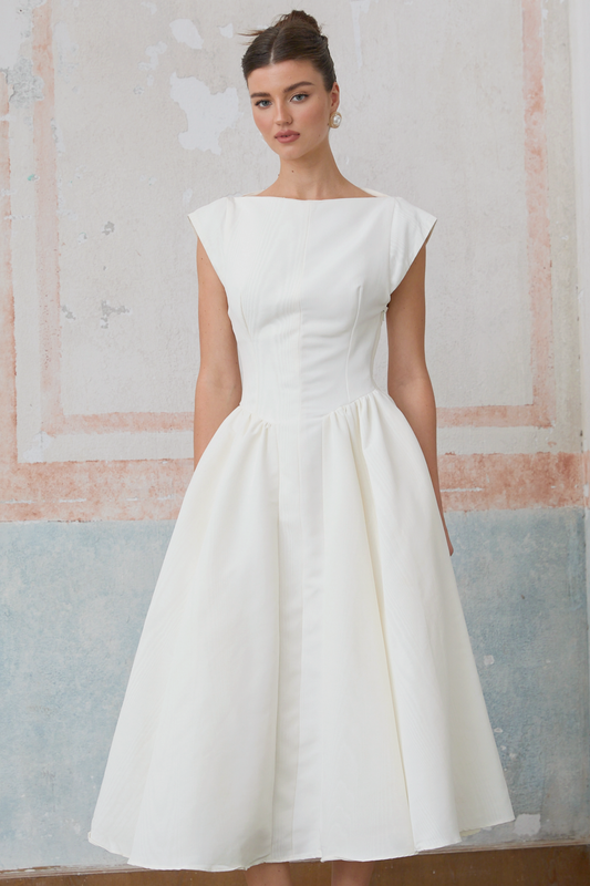 Amandine beyaz arkası açık kep kollu midi elbise