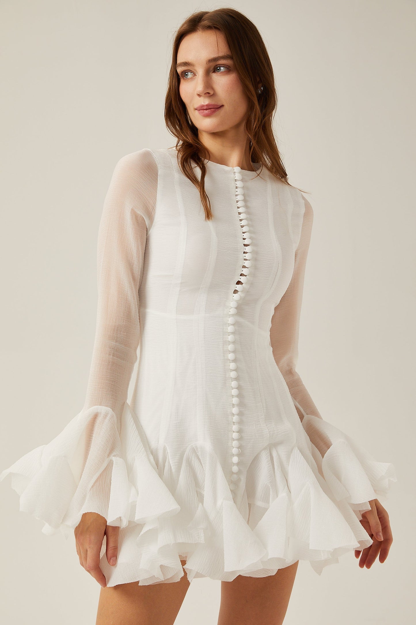 Anaïs'in yarı transparan kloş mini elbisesi