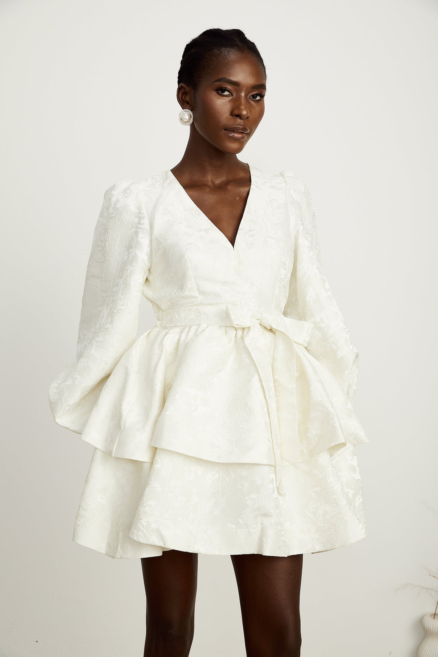 Colette beyaz jakarlı katlı mini elbise