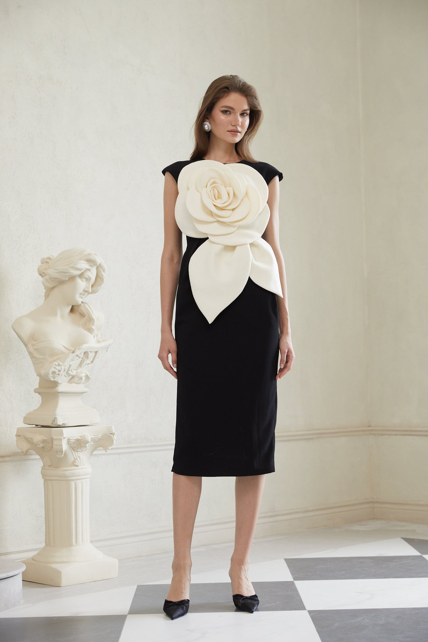 Aurélienne Siyah 3D Petal Kalem Midi Elbise