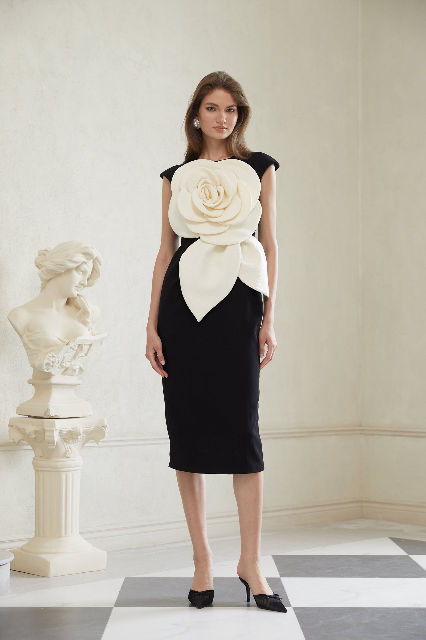 Aurélienne Siyah 3D Petal Kalem Midi Elbise