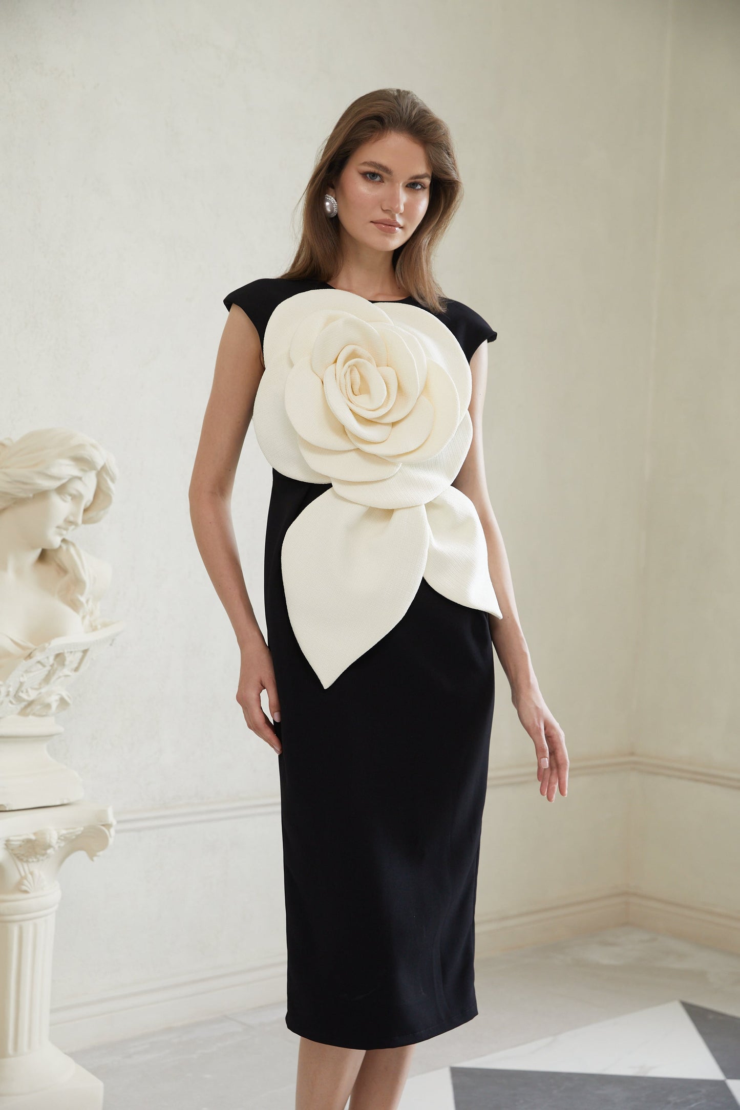 Aurélienne Siyah 3D Petal Kalem Midi Elbise