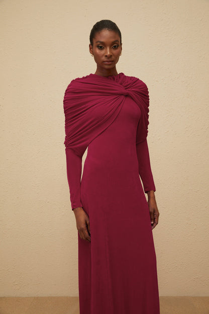 Moderne Red Cape-Design Ruched Maxi Dress