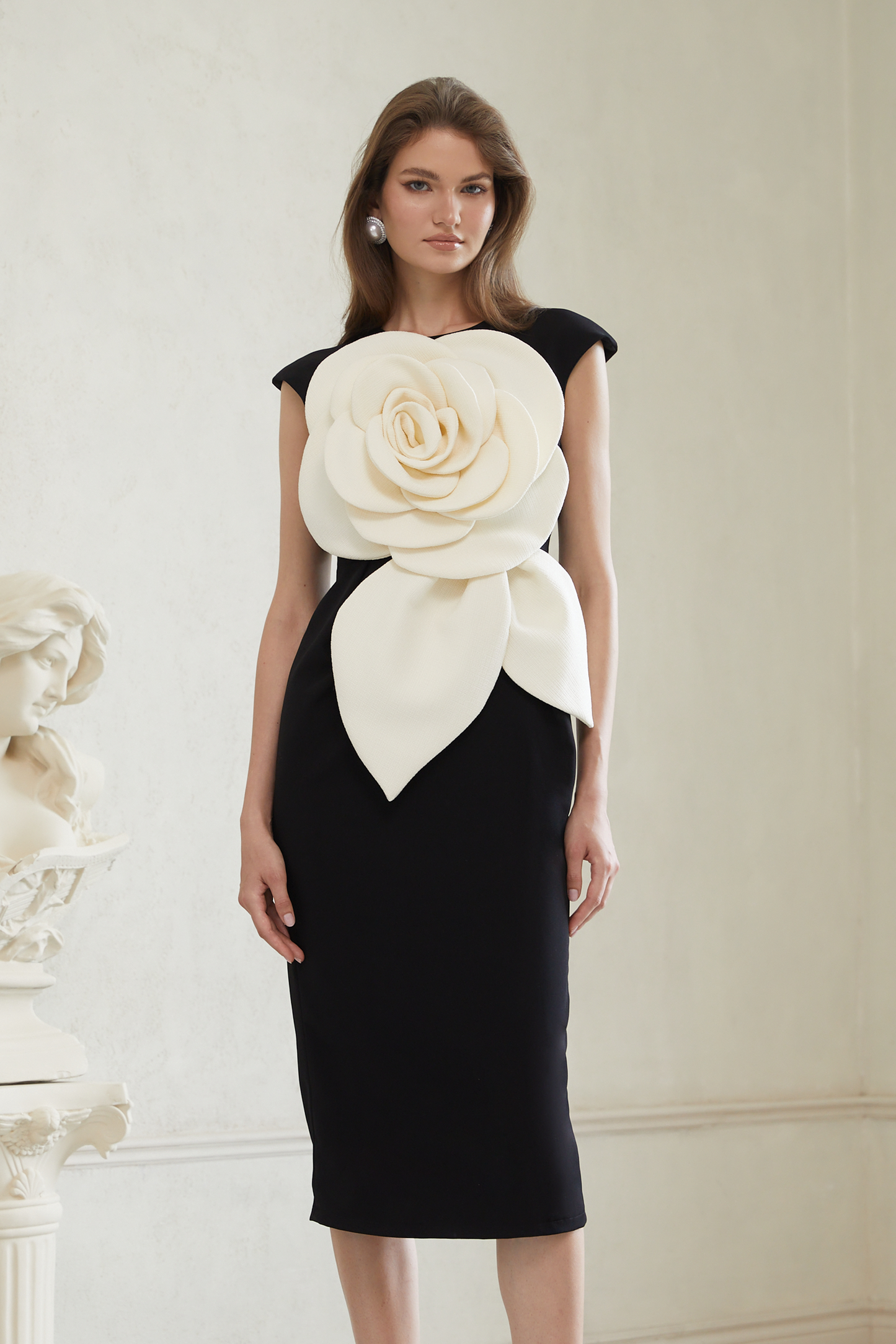 Aurélienne Siyah 3D Petal Kalem Midi Elbise
