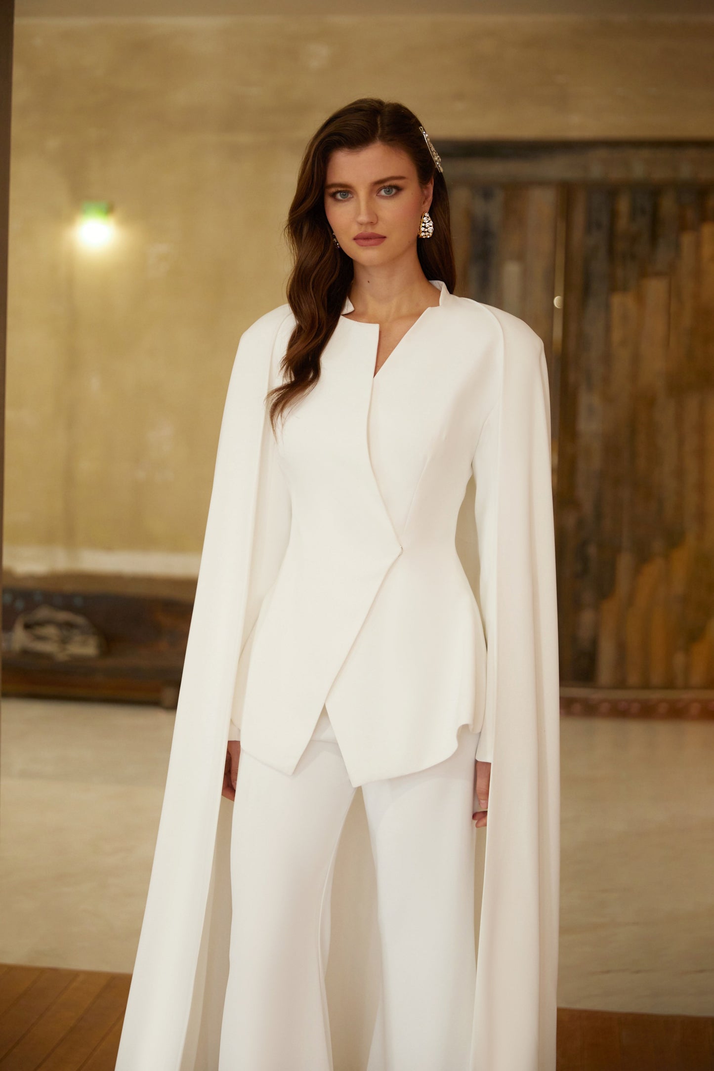 Vigdis Beyaz Pelerin Tasarımlı Blazer ve Pantolon